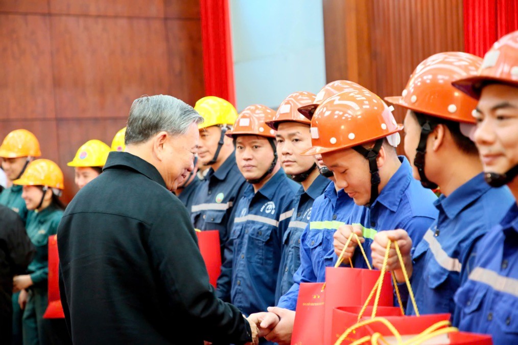 Tổng Bí thư Tô Lâm động viên, tặng quà cho công nhân ngành Than. Tổng Bí thư Tô Lâm động viên, tặng quà cho công nhân ngành Than.