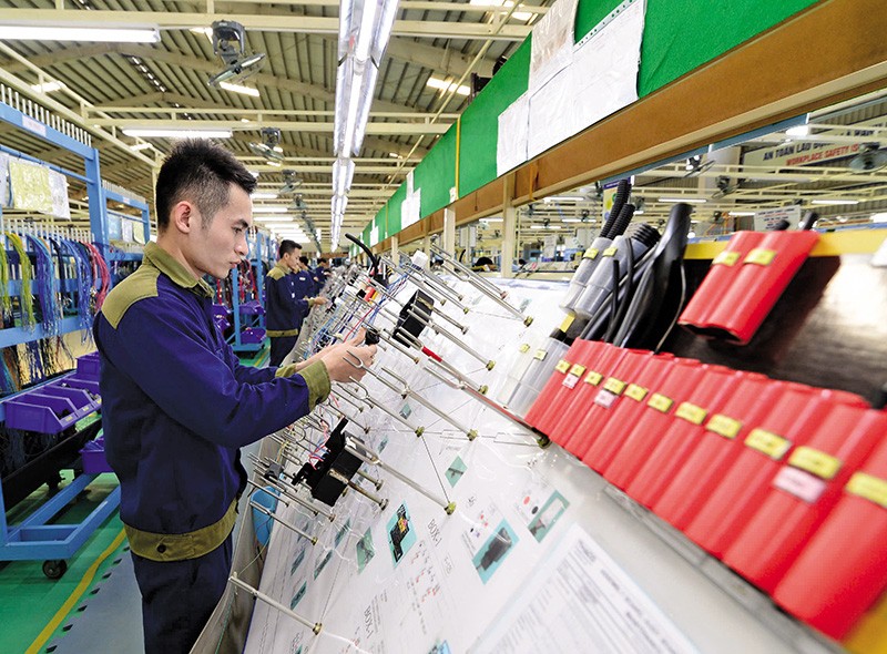 Kinh tế tư nhân là một động lực quan trọng nhất của nền kinh tế. Trong ảnh: Sản xuất thiết bị điện cho xe ô tô tại nhà máy của THACO. Ảnh: Đ.T