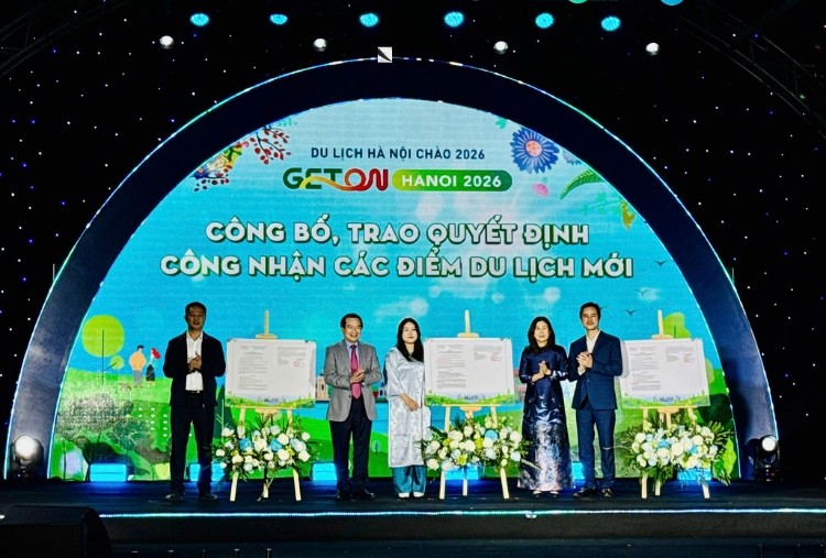 Ban Tổ chức trao quyết định công nhận điểm du lịch mới cho đại diện Điểm du lịch Vườn Thực vật Hà Nội tại phường Tây Tựu, Điểm du lịch Làng nghề gỗ mỹ nghệ Thiết Úng và Điểm du lịch Thụy Lâm tại xã Thư Lâm.