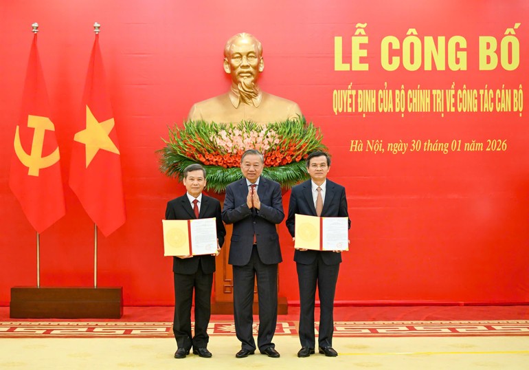 Tổng Bí thư Tô Lâm trao Quyết định của Bộ Chính trị cho các đồng chí Lê Minh Trí và Đoàn Minh Huấn.(Ảnh: DUY LINH)