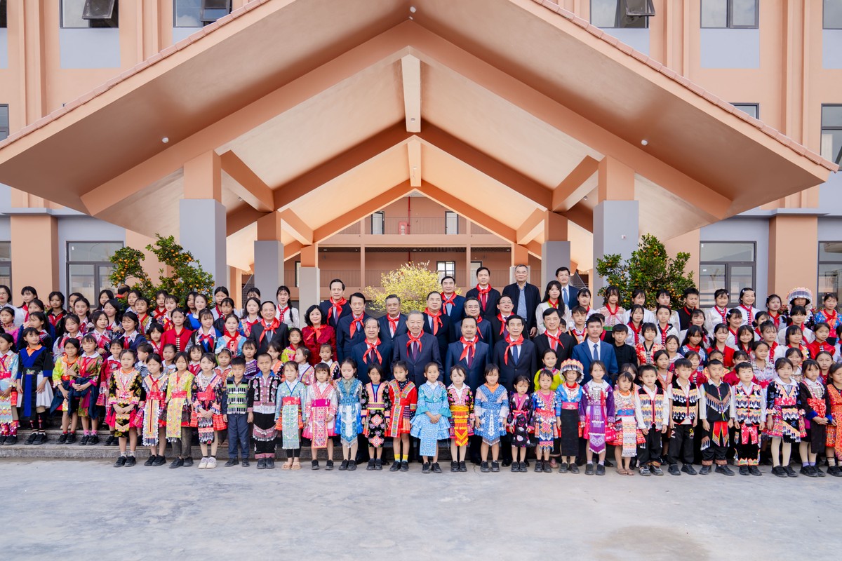 Niềm hân hoan trong ngày ngôi trường mới đi vào hoạt động, đánh dấu khởi đầu nhiều kỳ vọng cho thầy và trò vùng cao biên giới. Ảnh: Ánh Dương