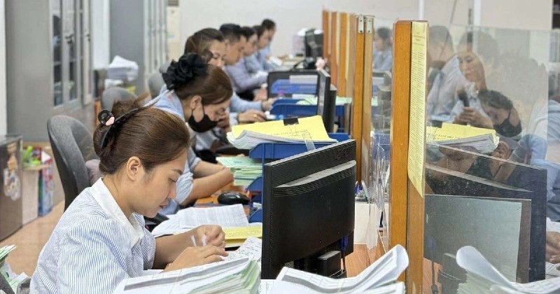 Nếu lương cơ sở tăng, hàng loạt khoản đóng, hưởng và trợ cấp gắn trực tiếp với mức này cũng sẽ được điều chỉnh theo. Nếu lương cơ sở tăng, hàng loạt khoản đóng, hưởng và trợ cấp gắn trực tiếp với mức này cũng sẽ được điều chỉnh theo.