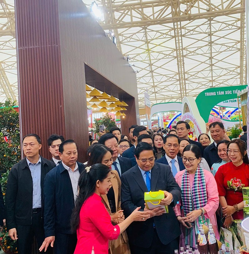 Thủ tướng Phạm Minh Chính cùng lãnh đạo Chính phủ, Bộ ngành Trung ương tham quan Khu gian hàng TP. Cần Thơ tại Hội chợ Mùa Xuân lần thứ nhất năm 2026