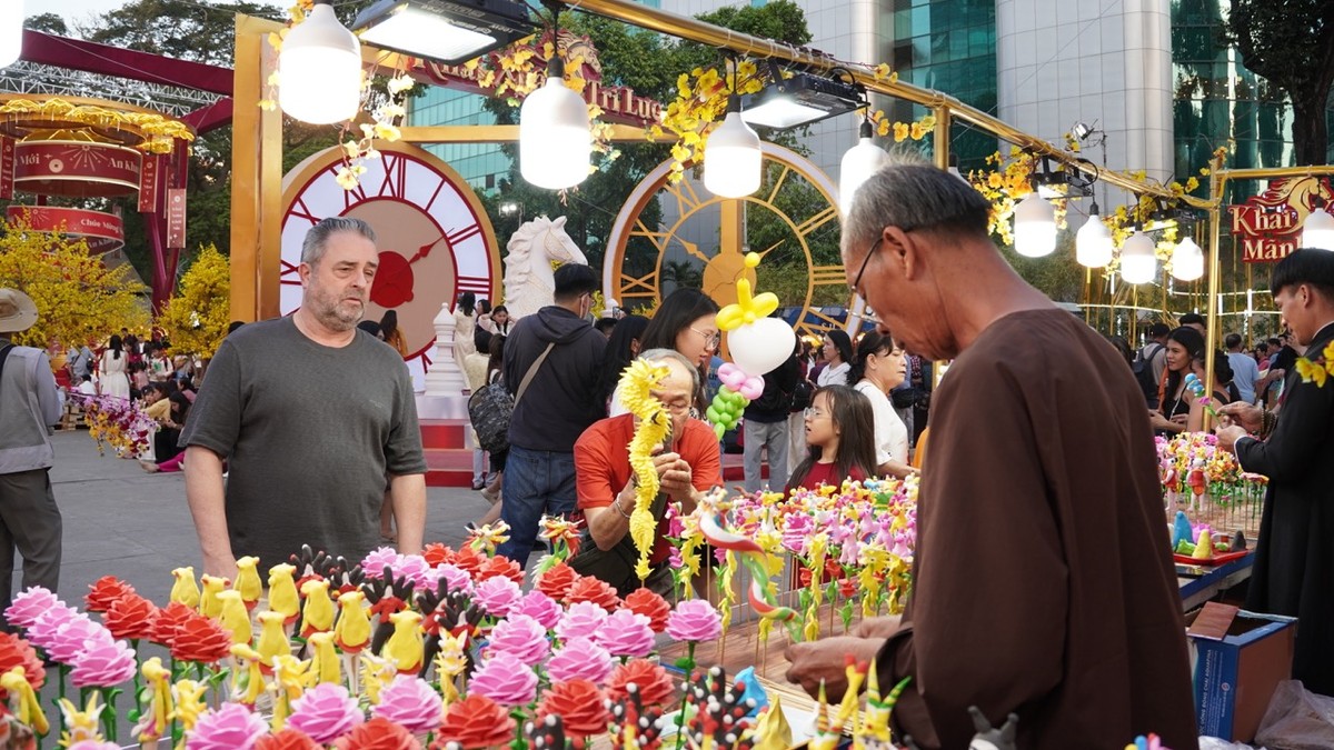 Lễ hội Tết Việt Bính Ngọ 2026 còn tạo nên một dấu ấn văn hóa đặc sắc của TP.HCM khi xuân về; là dịp để quảng bá hình ảnh, con người, nét đẹp văn hóa của một Thành phố hiện đại đến du khách trong và ngoài nước. Đồng thời, góp thêm năng lượng, tiếp thêm động lực cho người dân TP.HCM bước vào một kỷ nguyên mới, kỷ nguyên vươn mình của dân tộc.