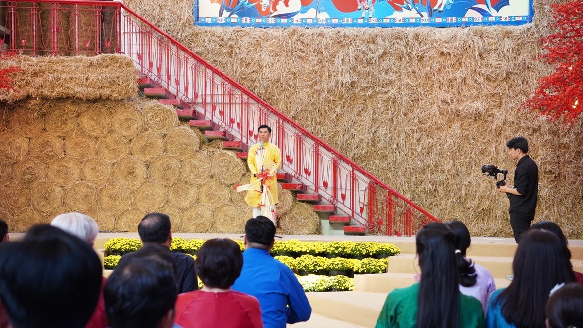 Phát biểu tại Lễ khai mạc, ông Nguyễn Hồng Phúc, Giám đốc Nhà Văn hóa Thanh Niên TP.HCM chia sẻ: “Nếu như những năm trước, Lễ hội Tết Việt tập trung tái hiện không gian làng nghề, không gian văn hóa truyền thống để mọi người thưởng lãm, thêm yêu những giá trị xưa, thì năm nay, bên cạnh việc tiếp tục phát huy những không gian đó bằng nghệ thuật sắp đặt, chúng tôi mở rộng thêm một không gian lớn với chủ đề “Rạng rỡ hôm nay”, gồm không gian “Đẹp xưa” với Phố Ông đồ, hoa mai... đến không gian “Rạng rỡ hôm nay” với triển lãm nghệ thuật “Vó ngựa khai Xuân” cùng các chương trình nghệ thuật đặc sắc…