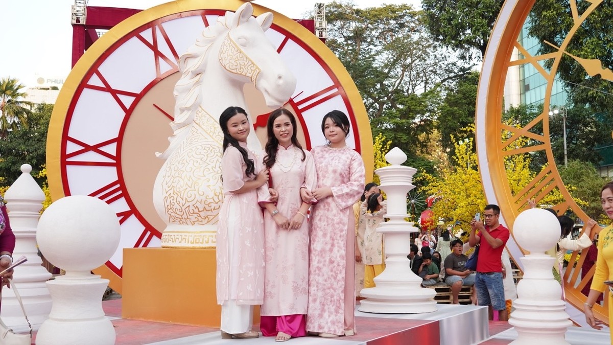 Với nghệ thuật sắp đặt hiện đại, các linh vật năm nay được thể hiện với sắc thái mạnh mẽ, vui tươi, đặc biệt là dáng ngựa luôn hướng về phía trước - biểu trưng cho tinh thần tiến công, khát vọng vươn lên. Hy vọng mỗi người đều mạnh mẽ trong câu chuyện của riêng mình, cống hiến hết mình cho thành phố và cho đất nước.