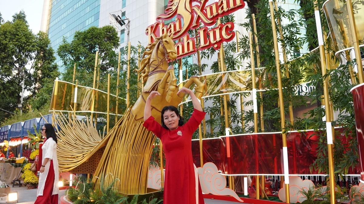 Có mặt tại Lễ hội Tết Việt Bính Ngọ 2026 từ rất sớm, bà Mai Thị Tám, tỉnh Vĩnh Long không giấu được sự hào hứng khi chia sẻ về hành trình đặc biệt của mình: “Tôi rất yêu thích Lễ hội Tết Việt nên đã dậy từ 4 giờ sáng, lặn lội từ Vĩnh Long lên TP.HCM để kịp tham dự. Vừa bước vào là thấy không khí Tết liền, từ ngựa, hoa mai đến không gian rực rỡ, sinh động, nhìn là thấy sung túc, vui lắm. Hy vọng năm Bính Ngọ này, bà con ai cũng làm ăn phát đạt, cuộc sống khấm khá hơn, mạnh mẽ và tiến tới như hình ảnh con ngựa trong lễ hội."