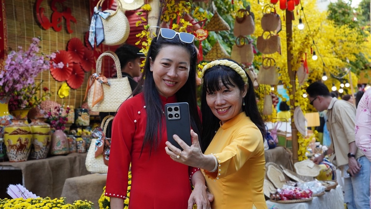 Chia sẻ khi cùng gia đình tham quan Lễ hội Tết Việt Bính Ngọ 2026, bà Hoàng Ngọc Thuý, phường Gia Định, TP.HCM (áo dài vàng) cho hay, đây không đơn thuần là một sự kiện văn hóa, mà đã trở thành một phần trong nhịp chuẩn bị đón Tết của gia đình tôi. Đi lễ hội là thấy Tết về rất rõ rồi, nên năm nào năm chị em chúng tôi cũng không muốn bỏ lỡ.