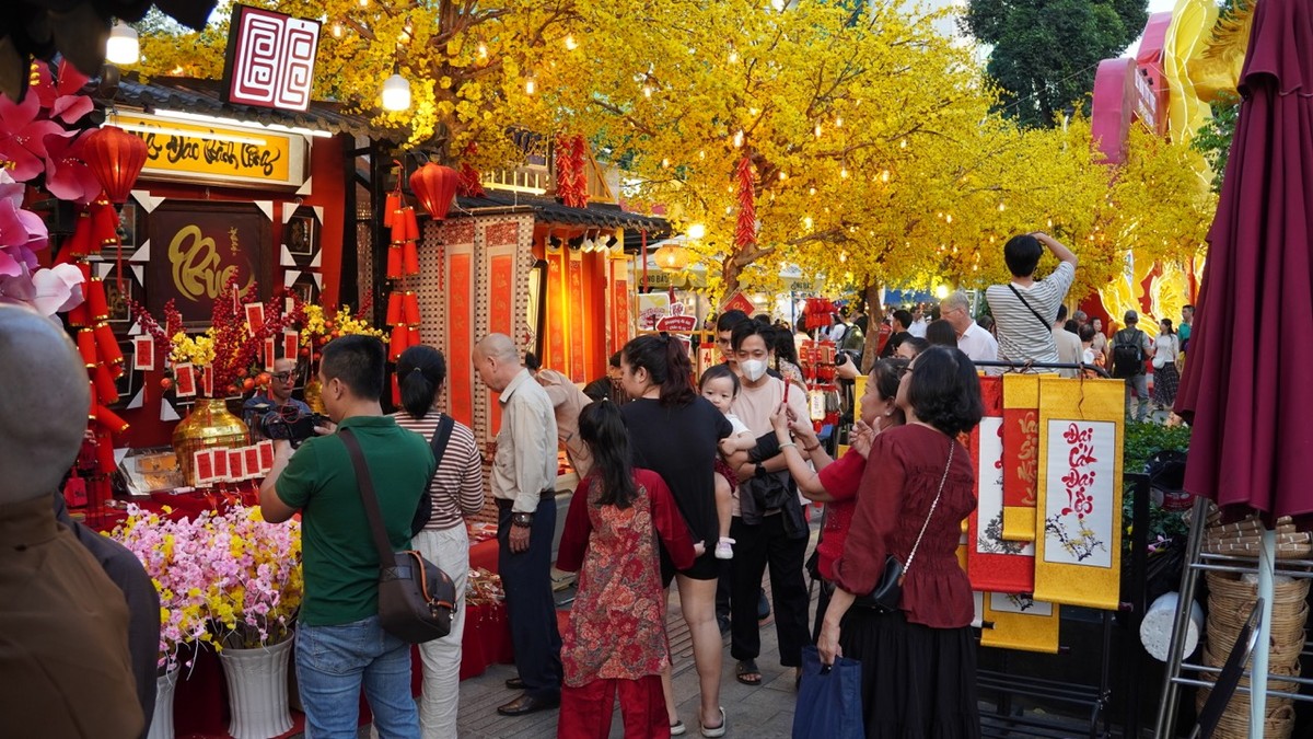 Nằm trong Lễ hội Tết Việt Bính Ngọ 2026, Phố Ông đồ được đầu tư công phu và bài bản về cả hình thức và nội dung hoạt động. Tại đây, hơn 50 ông đồ, bà đồ trẻ - những bạn trẻ yêu nghệ thuật thư pháp, sẽ bày mực tàu giấy đỏ, những vật dụng trang trí gợi nhớ Tết xưa “trên phố đông người qua” dọc mặt tiền Phạm Ngọc Thạch, Nguyễn Thị Minh Khai… Du khách đến đây có thể “xin chữ” may mắn đầu năm, trải nghiệm workshop tại chỗ, gửi gắm những ước nguyện ngày xuân vào những câu chúc tốt lành.