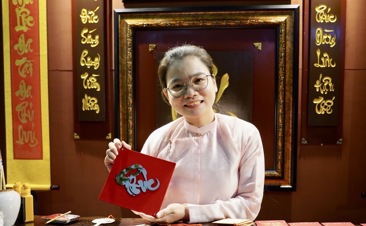 Bà đồ Kiều Trâm chia sẻ: “Ngoài các chữ và câu chúc như những năm trước, năm nay tôi tập trung vào tạo hình các lì xì, thư pháp chủ đề “Ngựa”, mang ý nghĩa mã đáo thành công để phù hợp với không khí năm mới và nhu cầu của khách tham quan. Những câu chúc được xin nhiều nhất ngày đầu tiên của lễ hội vẫn xoay quanh công việc, tài lộc, bình an, may mắn. Vì vậy, khi cho chữ, tôi luôn mong những chữ đó sẽ mang lại cho người xin chữ một năm mới như ý nguyện.”