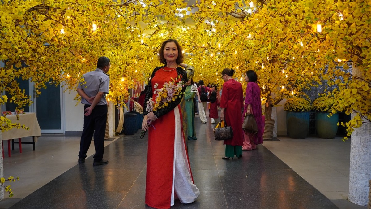 Ngoài Phố Ông đồ, không gian hoa mai được sắp đặt hài hòa, tạo điểm nhấn về sắc màu, thể hiện sự may mắn, tài lộc, thịnh vượng, hạnh phúc, sức khỏe và sự trường thọ. Màu mai vàng rực rỡ bao trùm cả mặt tiền đường Phạm Ngọc Thạch còn gởi gắm thông điệp về kỷ nguyên vươn mình của nước Việt.