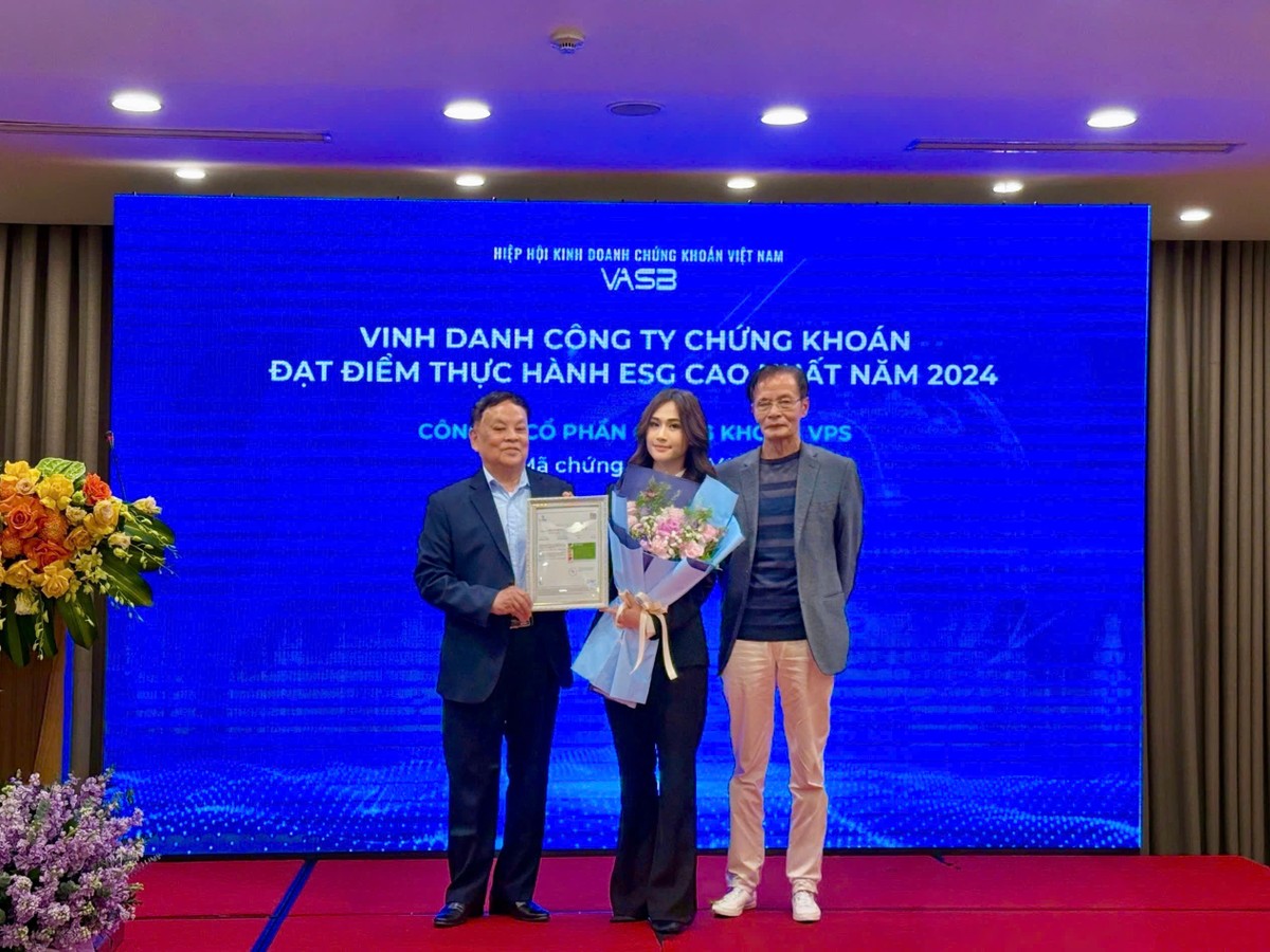 Đại diện VPS (giữa) - bà Bùi Thị Thu Hà, Phó giám đốc Khối Quản trị Trải nghiệm khách hàng nhận chứng nhận Synesgy từ VASB. Đại diện VPS (giữa) - bà Bùi Thị Thu Hà, Phó giám đốc Khối Quản trị Trải nghiệm khách hàng nhận chứng nhận Synesgy từ VASB.