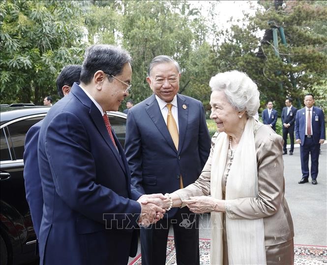 Tổng Bí thư Tô Lâm cùng các đồng chí trong Đoàn đại biểu cấp cao Việt Nam đến thăm Hoàng thái hậu Norodom Monineath Sihanouk. Ảnh: Thống Nhất/TTXVN