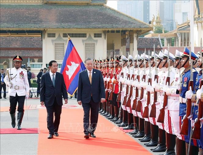 Tổng Bí thư Tô Lâm và Chủ tịch Đảng Nhân dân Campuchia Samdech Techo Hun Sen duyệt Đội danh dự Quân đội Hoàng gia Campuchia. Ảnh: Thống Nhất/TTXVN