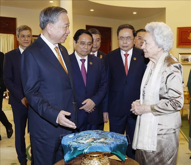 Tổng Bí thư Tô Lâm tặng quà lưu niệm cho Hoàng thái hậu Norodom Monineath Sihanouk. Ảnh: Thống Nhất/TTXVN