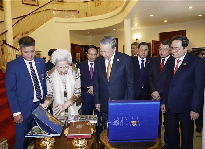 Hoàng thái hậu Norodom Monineath Sihanouk tặng quà lưu niệm cho Tổng Bí thư Tô Lâm. Ảnh: Thống Nhất/TTXVN