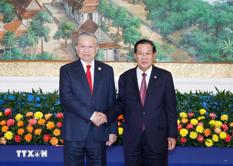 Tổng Bí thư Tô Lâm và Chủ tịch Đảng Nhân dân Campuchia Hun Sen tại Cuộc gặp hai Đảng. Ảnh: TTXVN