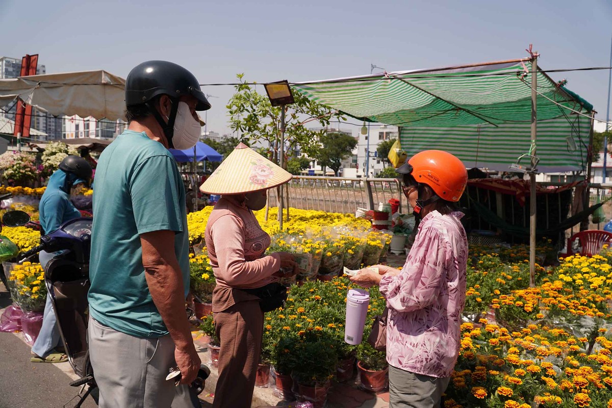 Không khí mua bán bắt đầu nhộn nhịp trên Bến Bình Đông dù chợ hoa Trên bến dưới thuyền chưa chính thức khai mạc.