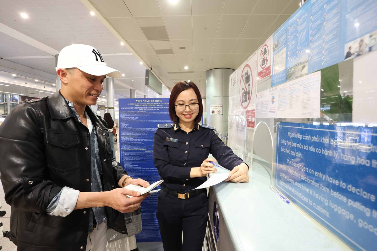 Nhân viên hải quan Ngô Thị Thúy hỗ trợ hành khách khai báo hải quan.