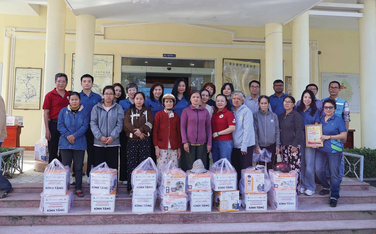 Standard Chartered chung tay giúp đỡ người dân chịu ảnh hưởng bởi bão lũ