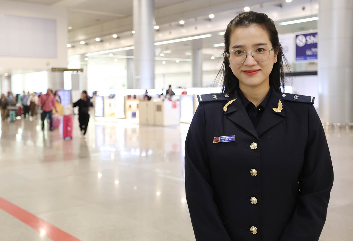 Nhân viên hải quan Nguyễn Giang Châu trong ca trực luôn luôn thân thiện với hành khách.