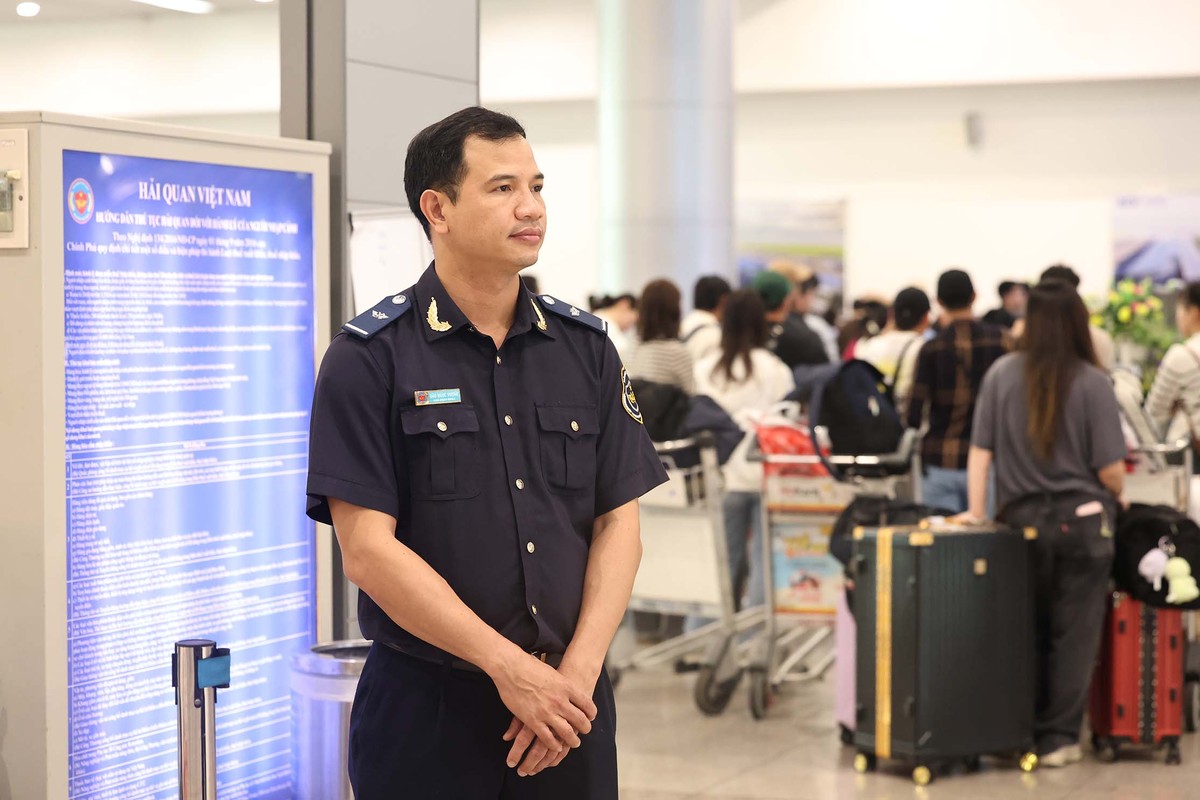 Nhân viên hải quan Đào Ngọc Vượng luôn quan sát chủ động phân tích rủi ro, nhận diện đối tượng trọng điểm.
