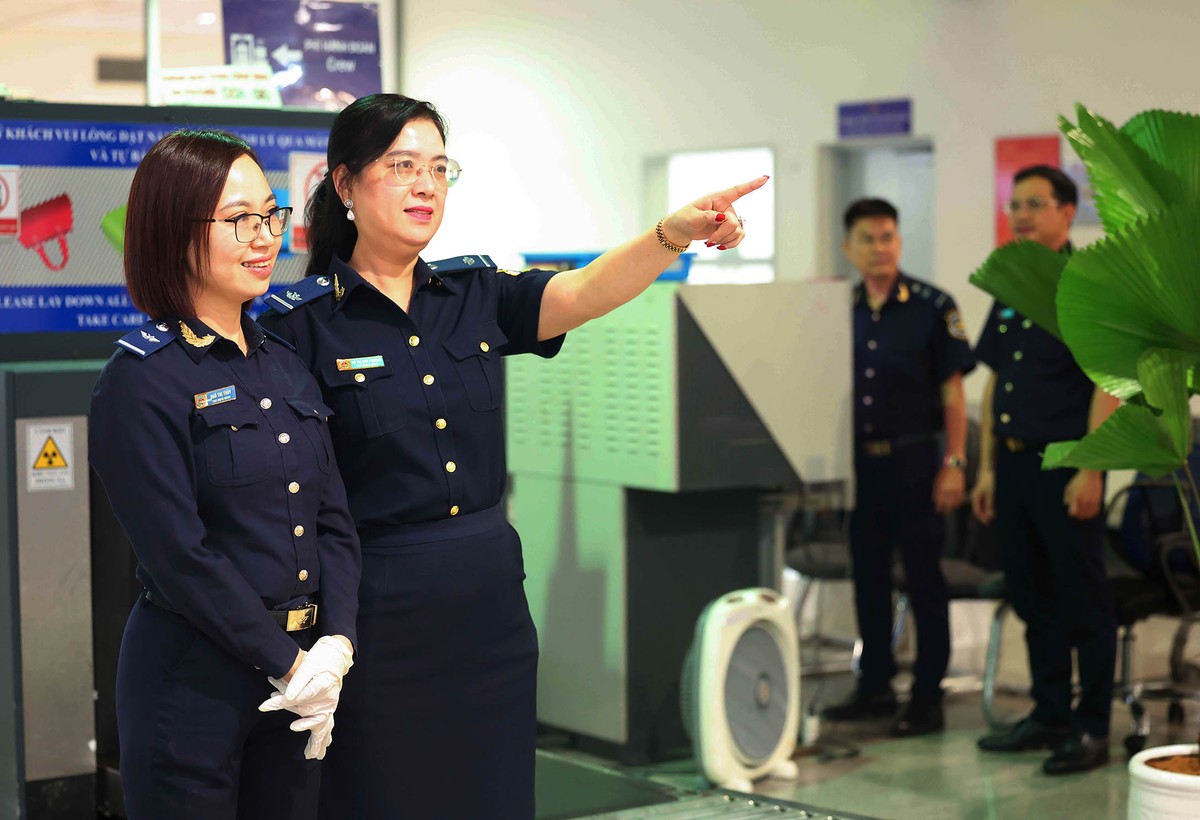 Công chức hải quan tăng cường làm việc ngoài giờ, trực 24/7 trong dịp Tết Nguyên đán.