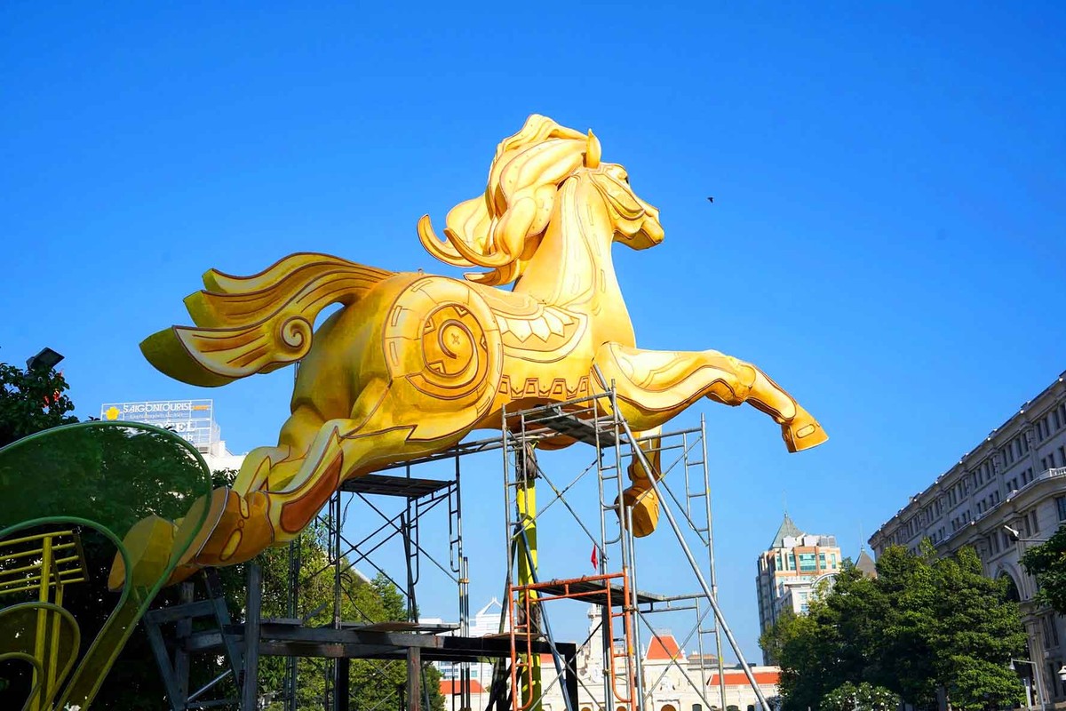 Linh vật ngựa dần lộ diện trên đường hoa Nguyễn Huệ.