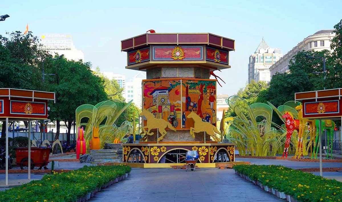 Hệ thống chiếu sáng, tiểu cảnh hoa tươi và các cụm trang trí được gấp rút hoàn thiện trước thời điểm mở cửa đón khách lúc 19h ngày 15/2/2026 (28 tháng Chạp).