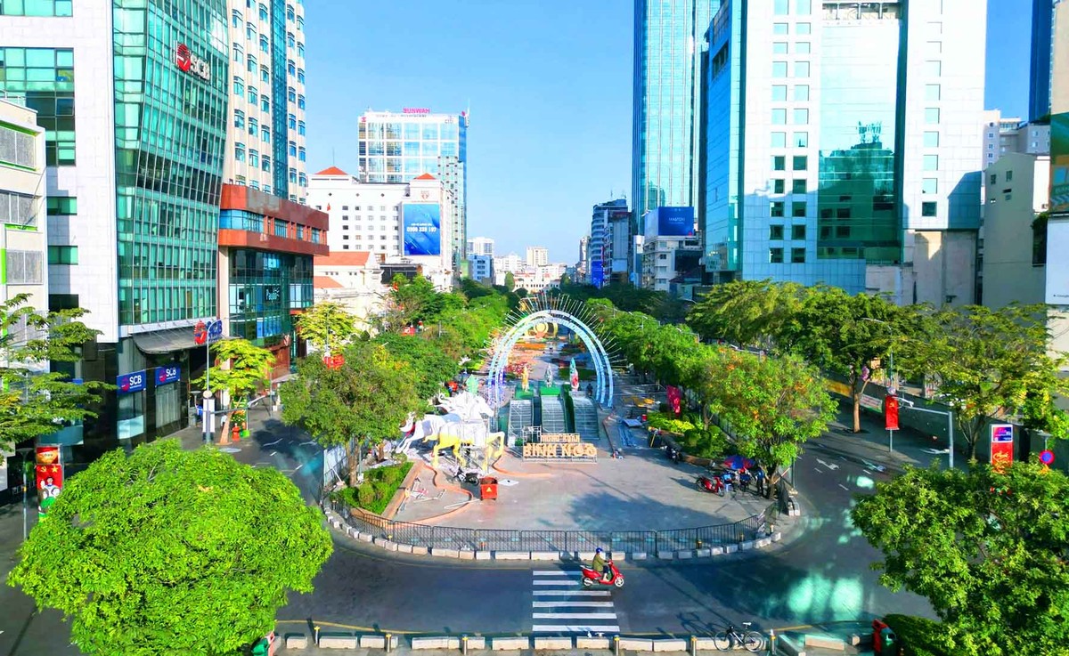 Toàn cảnh phố đi bộ Nguyễn Huệ nhìn từ trên cao khi các hạng mục Đường hoa Xuân Bính Ngọ dần thành hình giữa trung tâm thành phố.