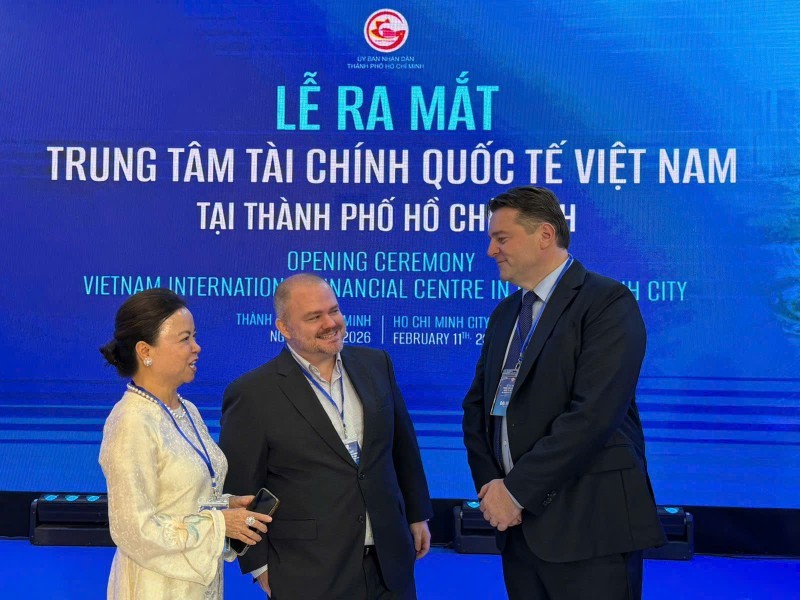 Ông Colin Mullins, Tổng giám đốc điều hành VPAM (bìa phải) với các doanh nghiệp tại Lễ ra mắt VIFC sáng 11/2