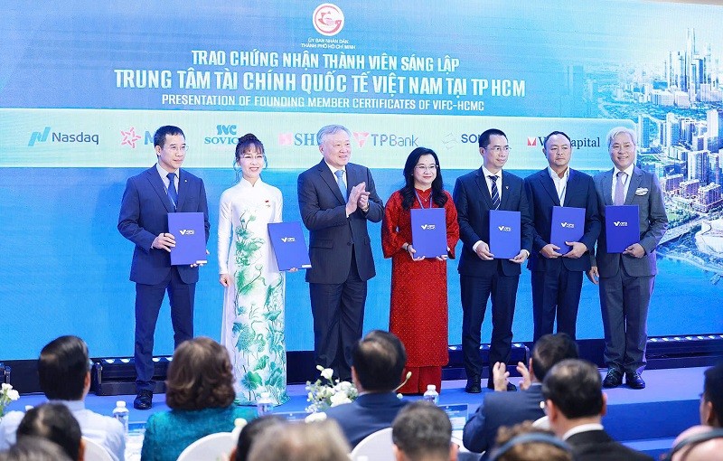 Phó thủ tướng Nguyễn Hòa Bình trao chứng nhận cho các doanh nghiệp là thành viên sáng lập Trung tâm Tài chính quốc tế Việt Nam tại TP.HCM