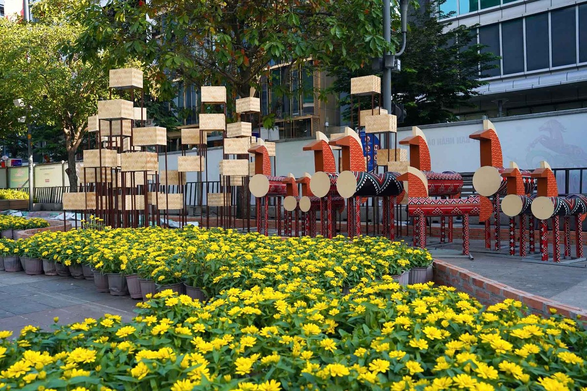 Đường hoa năm nay hứa hẹn mang đến không gian du xuân sống động, thu hút đông đảo người dân và du khách.