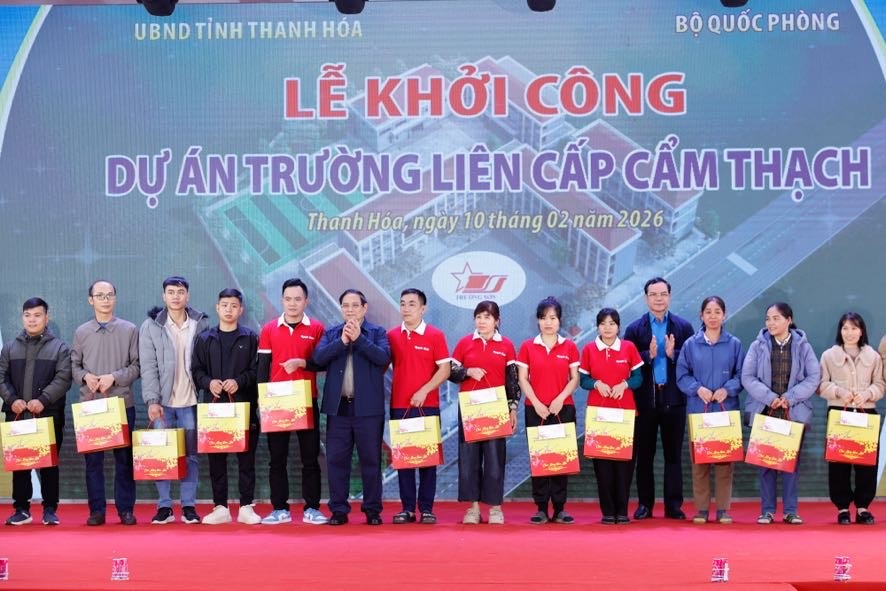 Thủ tướng Chính phủ Phạm Minh Chính tặng quà 100 công nhân, lao động trên địa bàn xã Cẩm Thạch và tỉnh Thanh Hoá. Ảnh: VGP