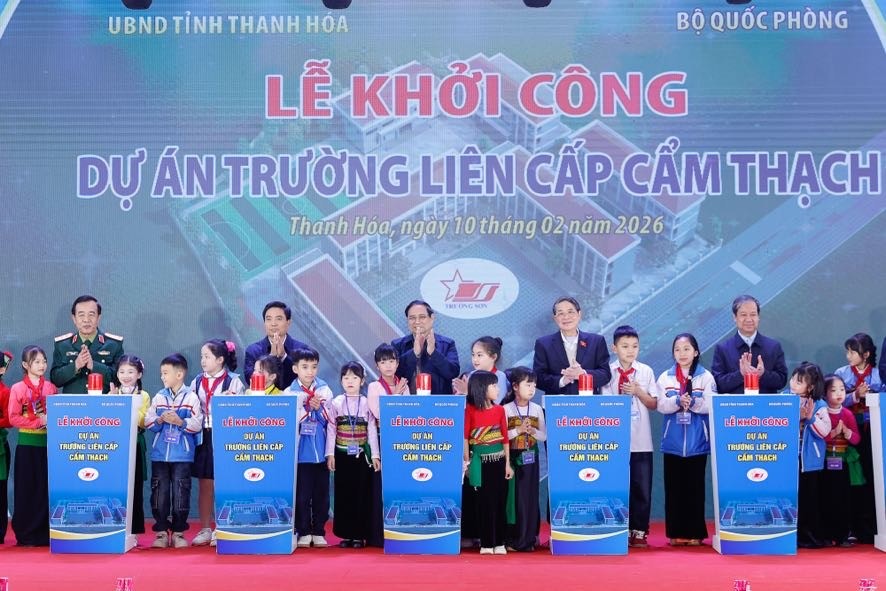 Thủ tướng và các đại biểu ấn nút khởi công Dự án Trường liên cấp Cẩm Thạch. Ảnh: VGP