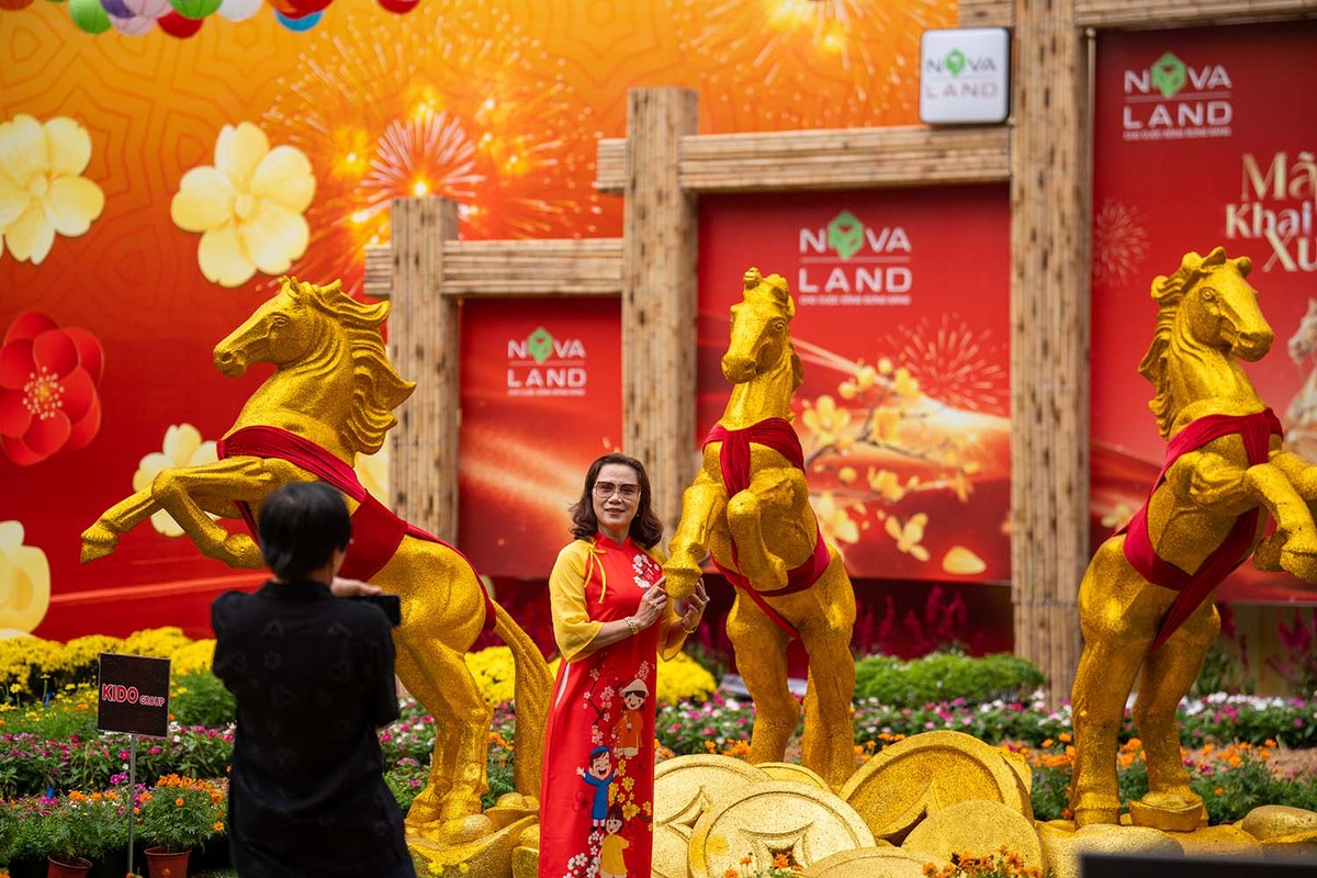 Cụm linh vật Kim Mã - biểu tượng của năm Bính Ngọ 2026 - trở thành điểm nhấn trung tâm, thu hút người dân dừng chân chiêm ngưỡng và ghi lại khoảnh khắc đầu xuân.