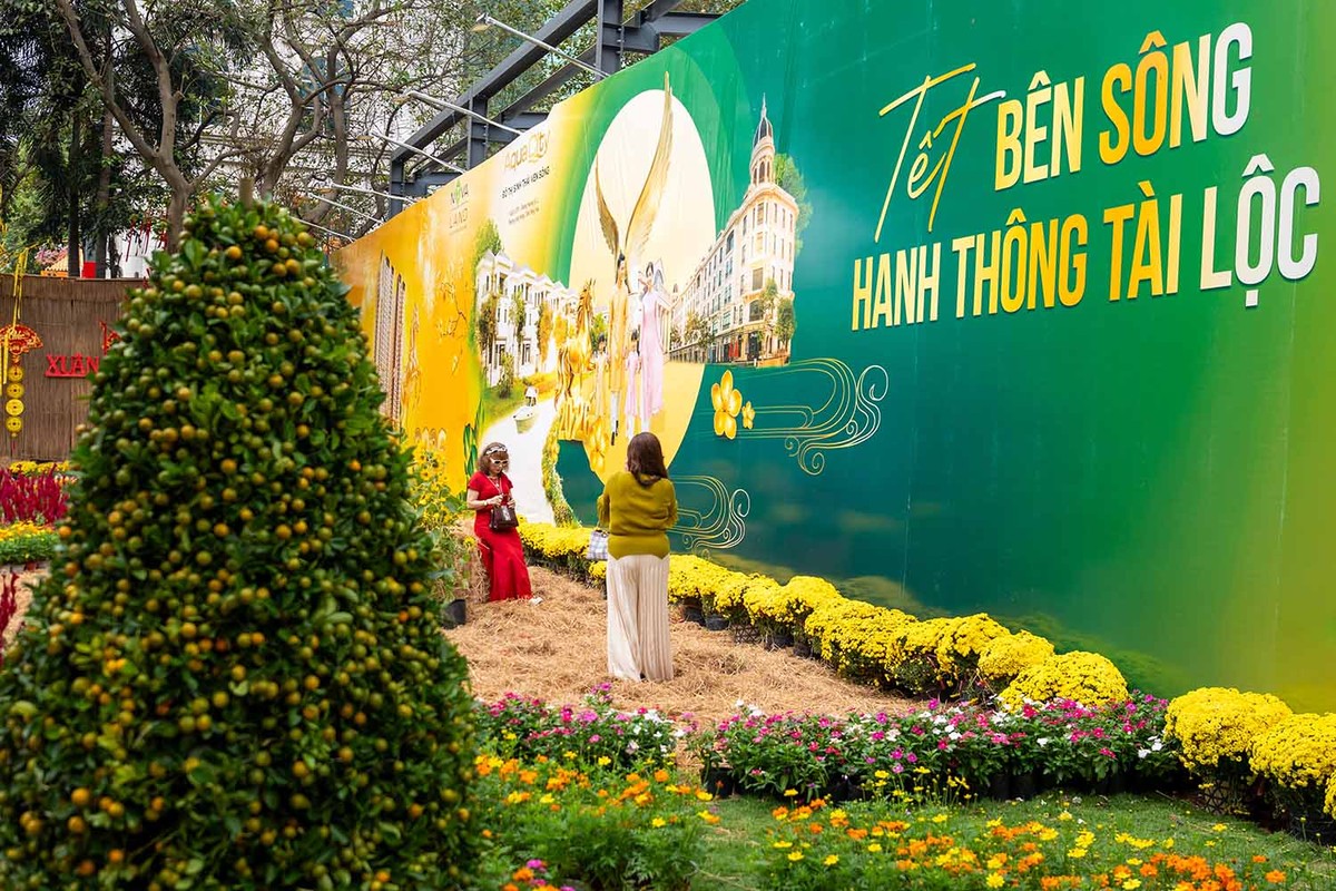 Nhiều loài hoa đặc trưng ngày Tết được bài trí khéo léo, tạo nên không gian sinh động, đầy màu sắc giữa ba mặt tiền đường Lê Duẩn - Hai Bà Trưng - Nguyễn Văn Chiêm.