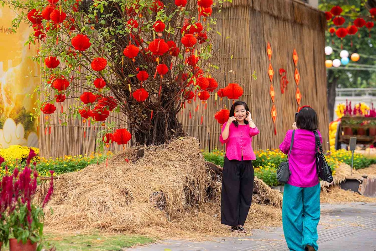 Công viên hoa được thiết kế với các vật dụng mộc mạc, kết hợp tiểu cảnh và cây xanh, tái hiện không khí Tết truyền thống, mang đến trải nghiệm gần gũi, thân thuộc cho người tham quan.