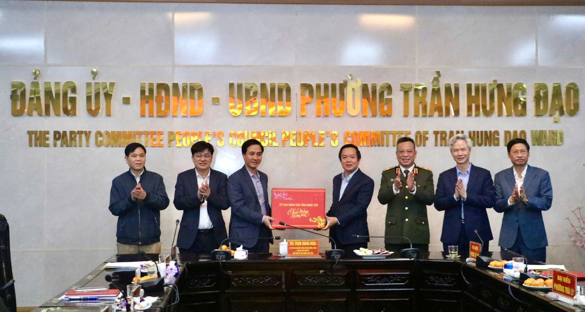 Chủ tịch UBND tỉnh Hưng Yên tặng quà, chúc Tết cán bộ, đảng viên và Nhân dân phường Trà Lý.