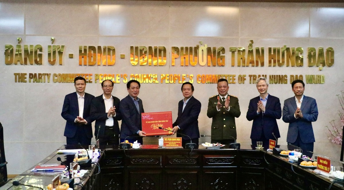 Chủ tịch UBND tỉnh tặng quà, chúc Tết cán bộ, đảng viên và Nhân dân phường Vũ Phúc.