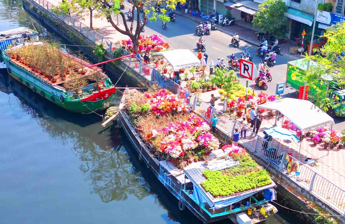 Không gian trên bến dưới thuyền của chợ hoa.