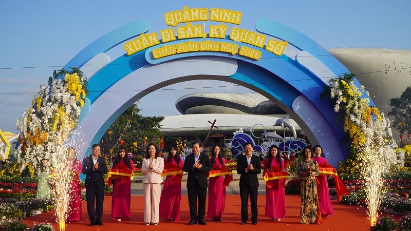 Các đại biểu cắt băng khánh thành Đại lộ hoa và công nghệ ánh sáng bên Vịnh Hạ Long. Ảnh Tiến Dũng