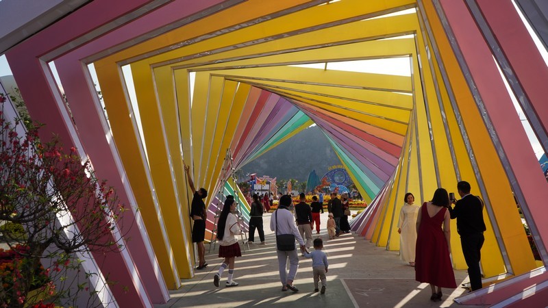 Đây là lần đầu tiên tỉnh Quảng Ninh thực hiện một không gian nghệ thuật quy mô hiện đại và giàu bản sắc trong dịp Tết Nguyên đán. Ảnh Tiến Dũng