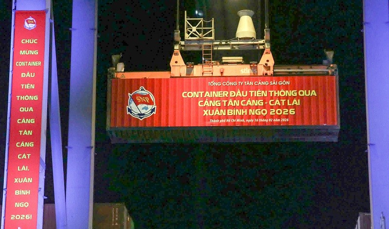 Container đầu tiên được thông qua tại cảng Cát Lái đêm giao thừa - Ảnh: L.Q