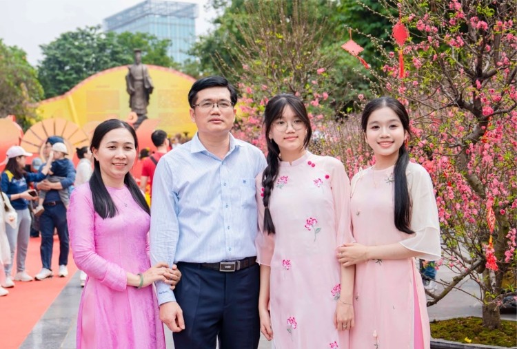 Không gian hoa xuân Lý Thái Tổ (Hà Nội) thu hút du khách thăm quan.