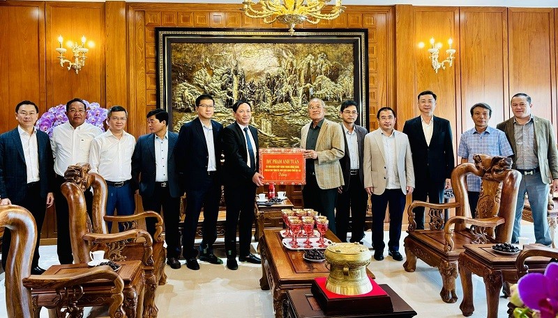 Lãnh đạo UBND tỉnh Gia Lai thăm, chúc Tết tại Công ty TNHH Kinh doanh hàng xuất khẩu Quang Đức. Ảnh: Ngọc Minh.