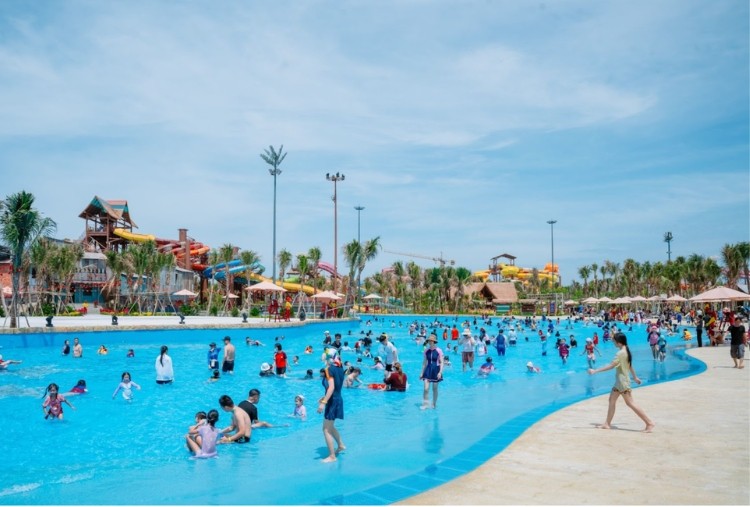 Công viên nước Vũng Tàu mới mở cửa thu hút đông khách du lịch vào dịp Tết Nguyên Đán này.