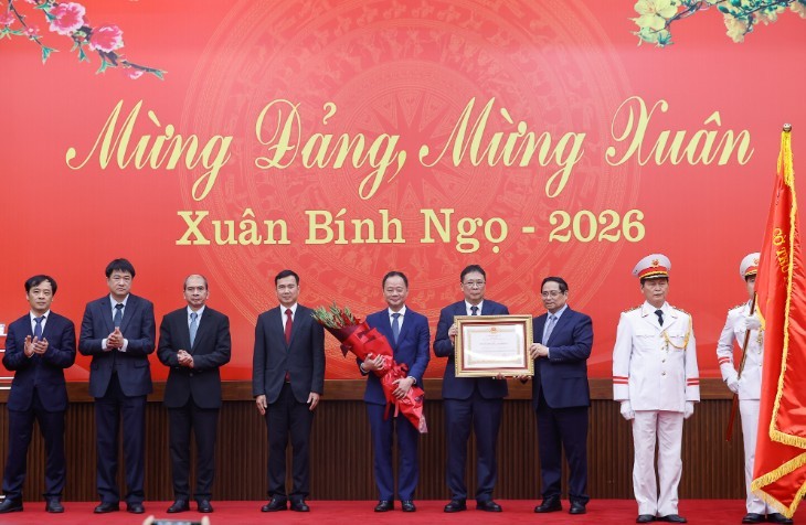 Thủ tướng Phạm Minh Chính thay mặt lãnh đạo Đảng, Nhà nước trao bằng chứng nhận Huân chương Lao động hạng Nhất tặng Viện Hàn lâm Khoa học và Công nghệ Việt Nam - Ảnh: VGP.