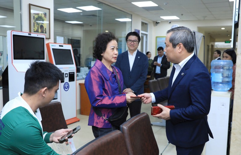 Chủ tịch UBND TP. Hà Nội Vũ Đại Thắng thăm hỏi người dân cùng cán bộ, công chức làm việc tại Trung tâm Phục vụ hành chính công TP. Hà Nội - Chi nhánh số 3. Ảnh: Lê Hải.