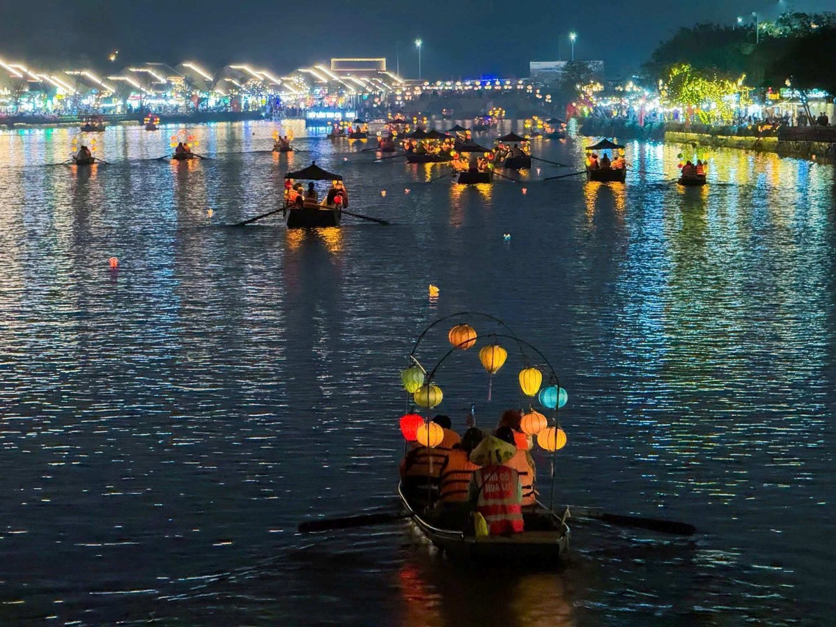 Không gian văn hóa tại Phố cổ Hoa Lư cũng trở thành tâm điểm thu hút khách du lịch Không gian văn hóa tại Phố cổ Hoa Lư cũng trở thành tâm điểm thu hút khách du lịch